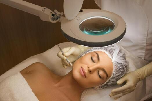 Tratamiento facial con dermapen